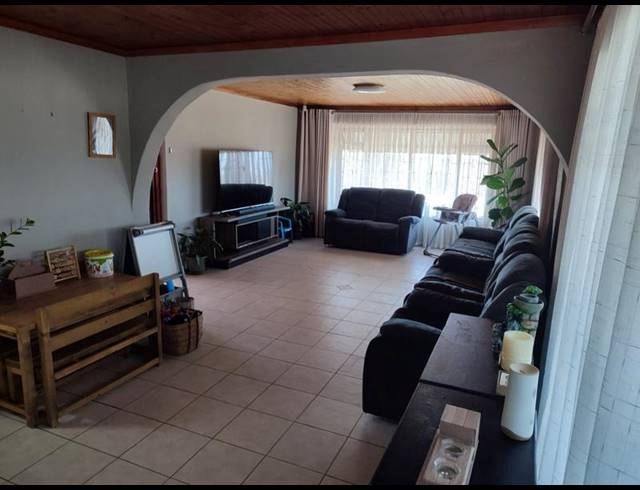 3 BEDROOM HOUSE FOR SALE IN SHALLCROSS